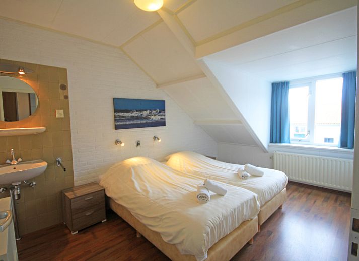 Stylish dining area in Apartment Bos en Duin 33, De Dennen, Texel with wooden dining table and atmospheric lighting.