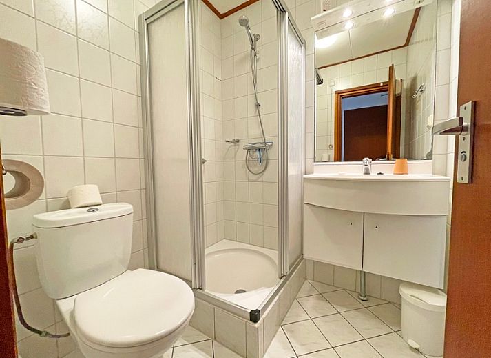 Stylish dining area in Apartment Bos en Duin 33, De Dennen, Texel with wooden dining table and atmospheric lighting.