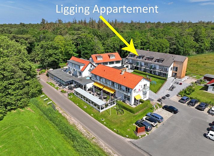 Stylish dining area in Apartment Bos en Duin 33, De Dennen, Texel with wooden dining table and atmospheric lighting.