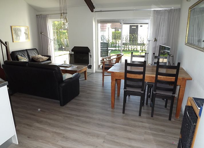 Ferienhaus Gortersmient 286 in De Dennen, Texel mit sonniger Terrasse und gruener Umgebung.