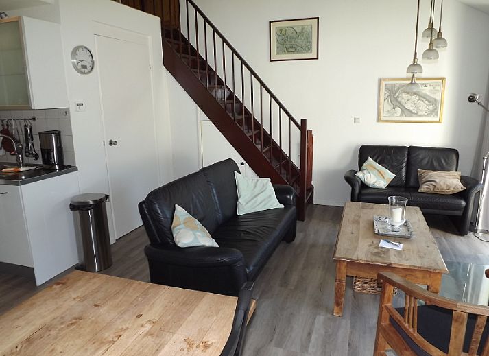 Ferienhaus Gortersmient 286 in De Dennen, Texel mit sonniger Terrasse und gruener Umgebung.