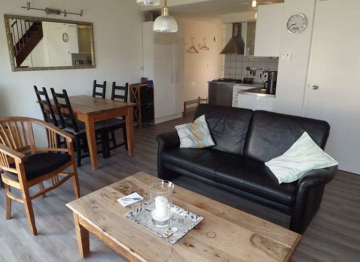 Ferienhaus Gortersmient 286 in De Dennen, Texel mit sonniger Terrasse und gruener Umgebung.