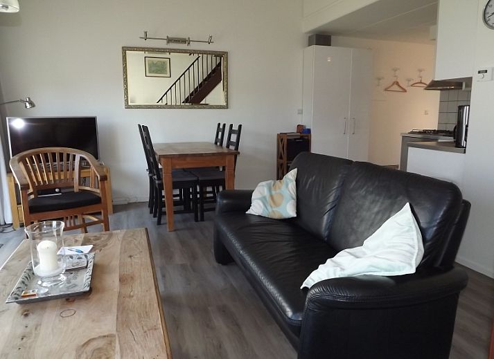 Ferienhaus Gortersmient 286 in De Dennen, Texel mit sonniger Terrasse und gruener Umgebung.