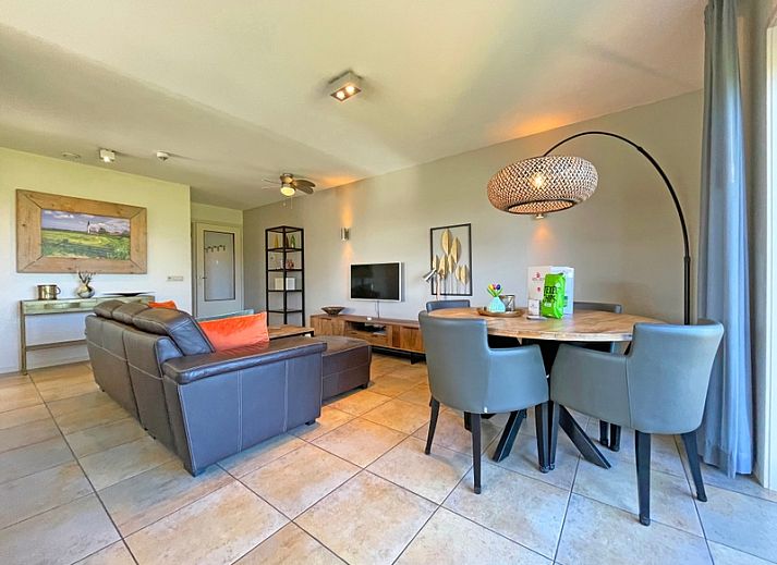 Gezellige woonkamer in Appartement Bos en Duin 37, De Dennen, Texel met moderne inrichting en comfortabele zithoek.