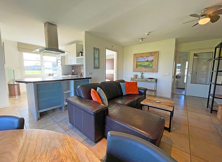 Gezellige woonkamer in Appartement Bos en Duin 37, De Dennen, Texel met moderne inrichting en comfortabele zithoek.