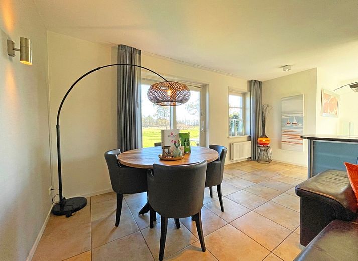 Gezellige woonkamer in Appartement Bos en Duin 37, De Dennen, Texel met moderne inrichting en comfortabele zithoek.