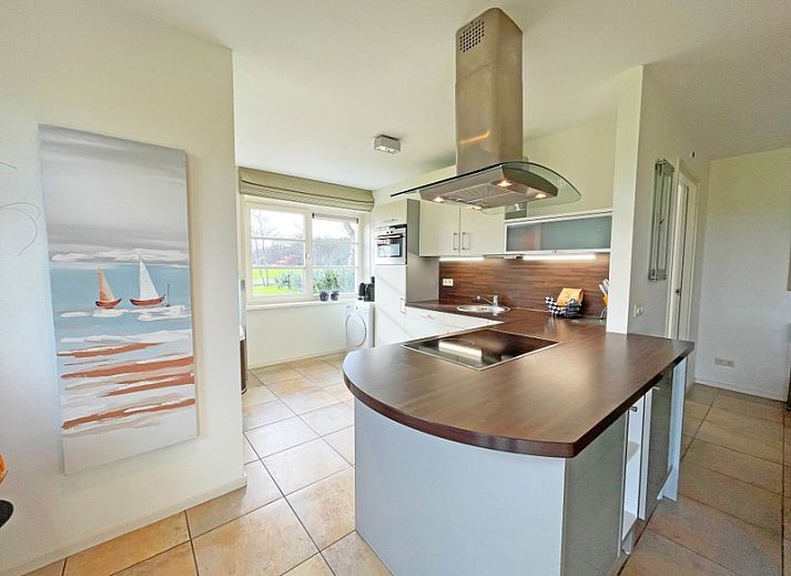 Ruime eetkamer in Appartement Bos en Duin 37, De Dennen, Texel met stijlvol design en veel natuurlijk licht.