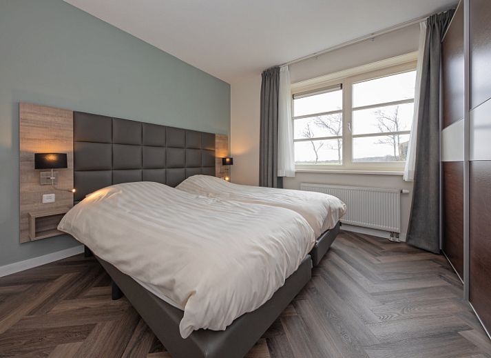 Ruime eetkamer in Appartement Bos en Duin 37, De Dennen, Texel met stijlvol design en veel natuurlijk licht.