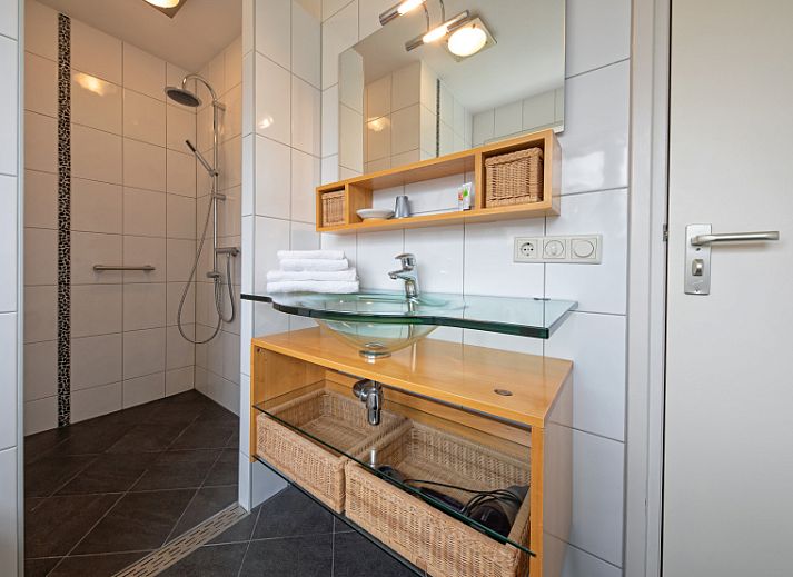 Ruime eetkamer in Appartement Bos en Duin 37, De Dennen, Texel met stijlvol design en veel natuurlijk licht.