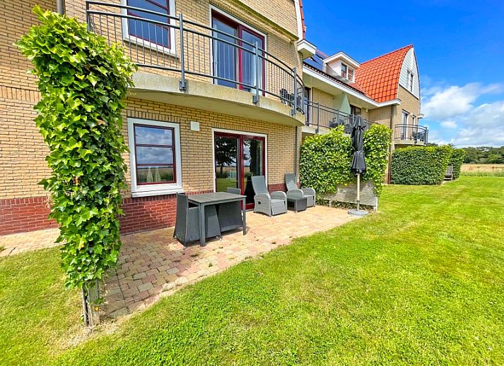Open keuken in Appartement Bos en Duin 37, De Dennen, Texel met moderne apparatuur en uitzicht op de natuur.