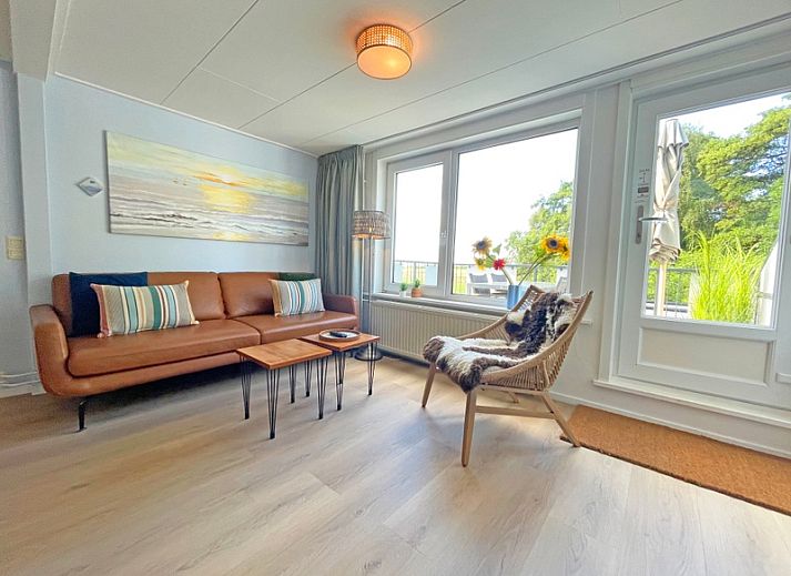 Gezellige woonkamer in Appartement Bos en Duin 20, De Dennen, Texel met comfortabel interieur en veel natuurlijk licht.