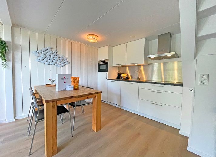 Gezellige woonkamer in Appartement Bos en Duin 20, De Dennen, Texel met comfortabel interieur en veel natuurlijk licht.