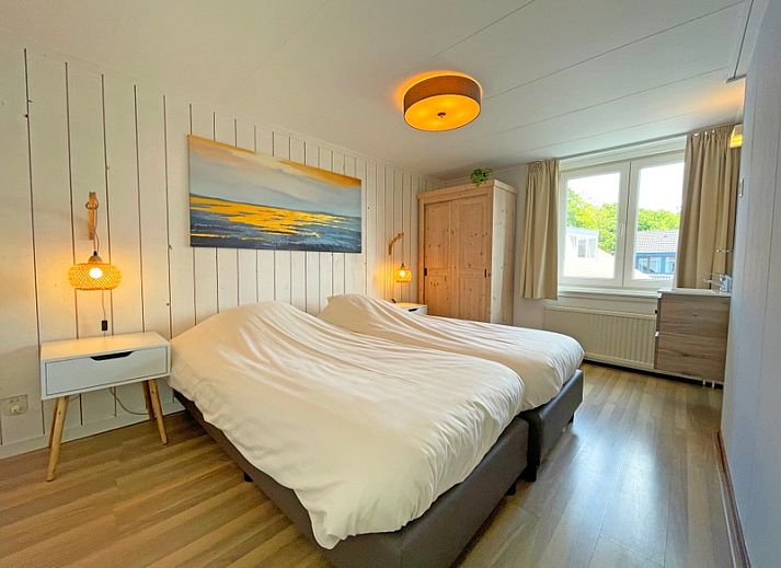 Gezellige woonkamer in Appartement Bos en Duin 20, De Dennen, Texel met comfortabel interieur en veel natuurlijk licht.