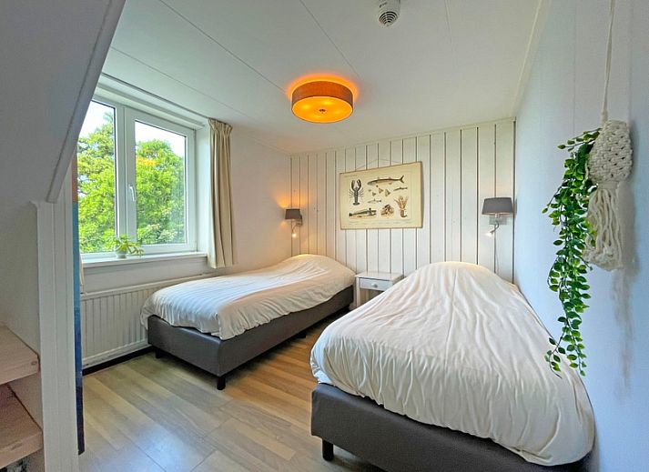 Stijlvolle binnenruimte van Appartement Bos en Duin 20, Texel, met moderne inrichting en uitzicht op de natuur.