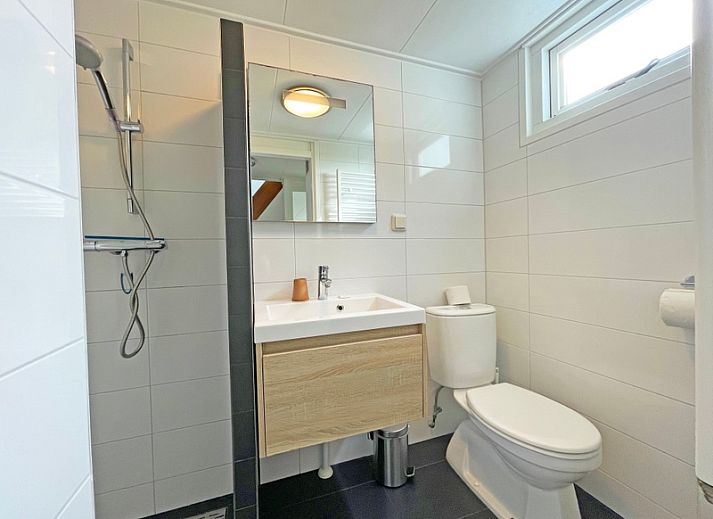 Stijlvolle binnenruimte van Appartement Bos en Duin 20, Texel, met moderne inrichting en uitzicht op de natuur.