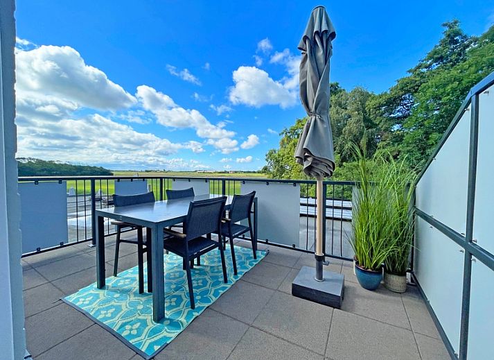 Stijlvolle binnenruimte van Appartement Bos en Duin 20, Texel, met moderne inrichting en uitzicht op de natuur.