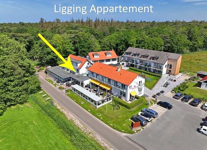 Stijlvolle binnenruimte van Appartement Bos en Duin 20, Texel, met moderne inrichting en uitzicht op de natuur.