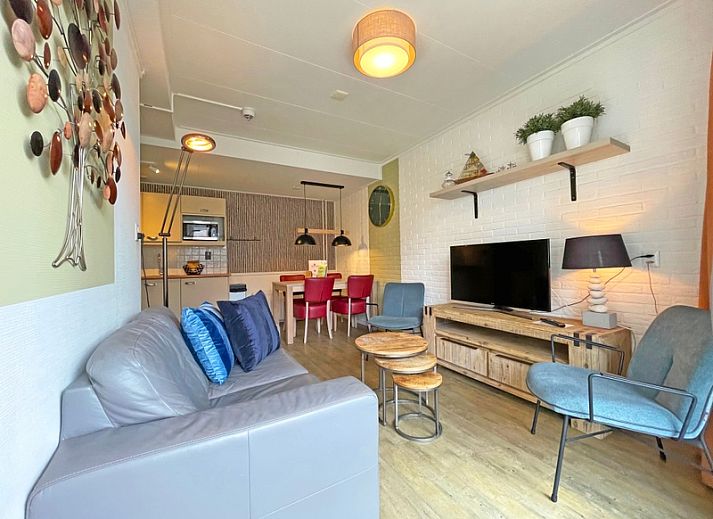 Gezellige woonkamer in Appartement Bos en Duin 10, De Dennen, Texel met comfortabele zitruimte en eetgedeelte.