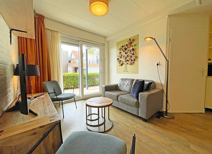 Gezellige woonkamer in Appartement Bos en Duin 10, De Dennen, Texel met comfortabele zitruimte en eetgedeelte.