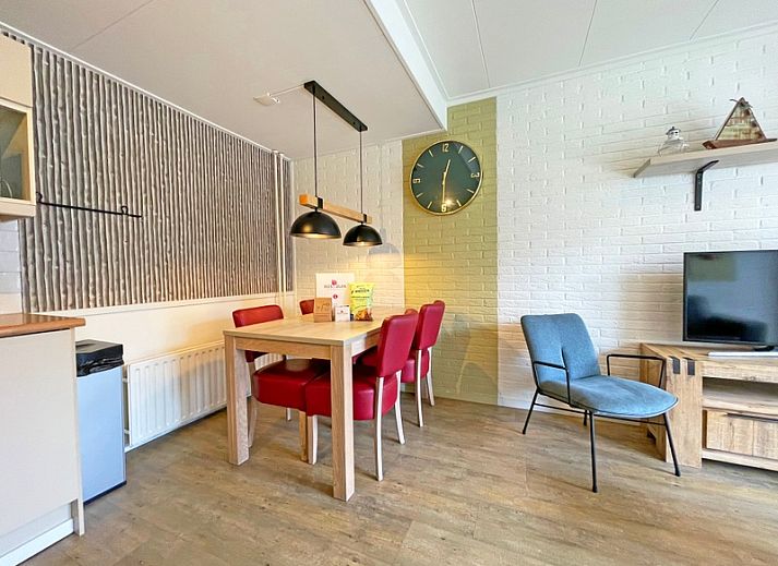Gezellige woonkamer in Appartement Bos en Duin 10, De Dennen, Texel met comfortabele zitruimte en eetgedeelte.