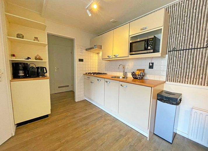 Stijlvolle binnenruimte van Appartement Bos en Duin 10, Texel met moderne inrichting en veel natuurlijk licht.