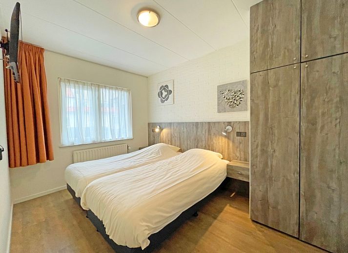 Stijlvolle binnenruimte van Appartement Bos en Duin 10, Texel met moderne inrichting en veel natuurlijk licht.