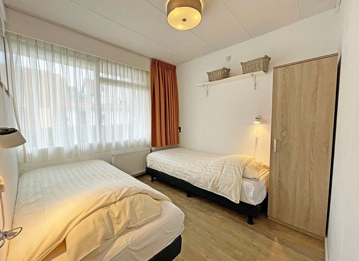 Stijlvolle binnenruimte van Appartement Bos en Duin 10, Texel met moderne inrichting en veel natuurlijk licht.