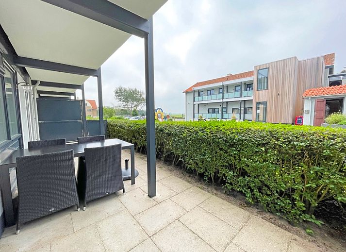 Stijlvolle binnenruimte van Appartement Bos en Duin 10, Texel met moderne inrichting en veel natuurlijk licht.