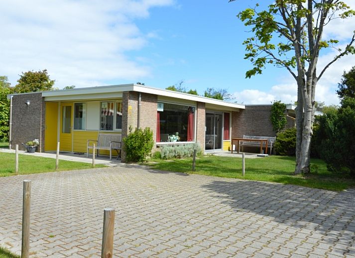 Bungalow Verste Coogh 62 in De Dennen, Texel mit sonniger Terrasse und gruener Umgebung.