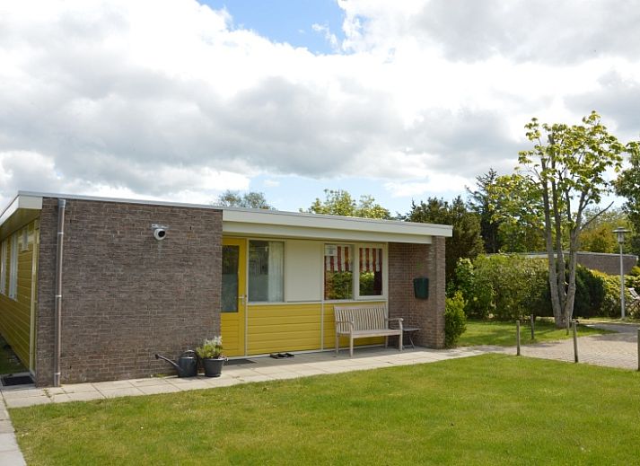 Bungalow Verste Coogh 62 in De Dennen, Texel mit sonniger Terrasse und gruener Umgebung.