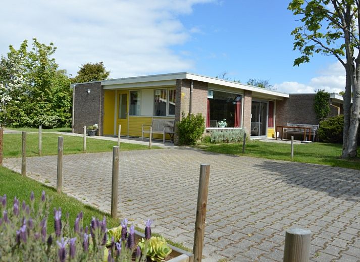 Bungalow Verste Coogh 62 in De Dennen, Texel mit sonniger Terrasse und gruener Umgebung.