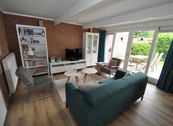 Bungalow Verste Coogh 62 in De Dennen, Texel mit sonniger Terrasse und gruener Umgebung.