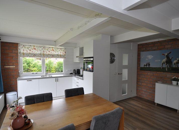 Ferienhaus Bungalow Verste Coogh 62 in De Dennen, Texel mit grosser Auffahrt und Garten.