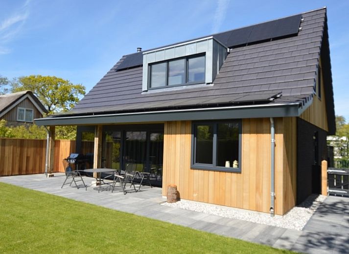 Vakantiehuis 't Hoogelandt 98 - Zeelust in De Dennen, Texel met moderne architectuur en ruime veranda.