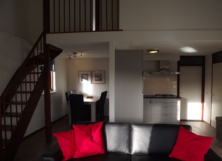 Moderne Kueche im Ferienhaus Gortersmient 210, De Dennen, Texel mit grossem Wohnzimmer und Kamin.