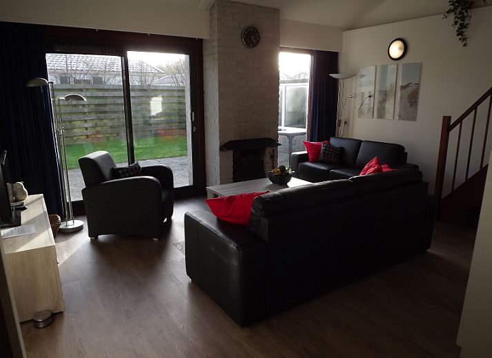 Moderne Kueche im Ferienhaus Gortersmient 210, De Dennen, Texel mit grossem Wohnzimmer und Kamin.