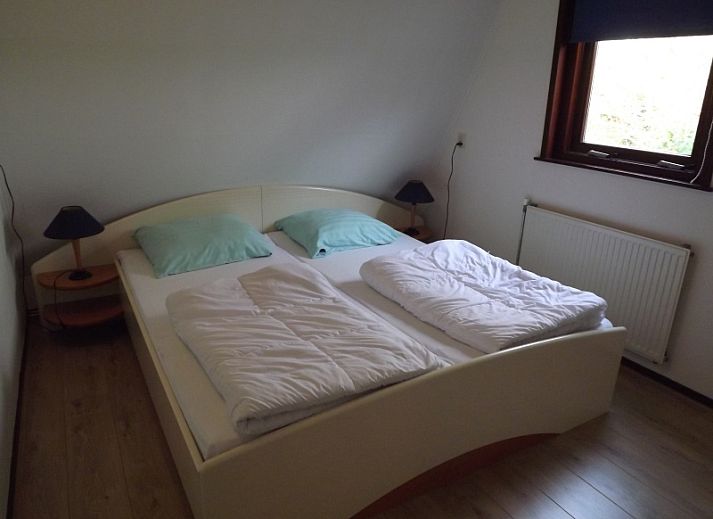 Moderne Kueche im Ferienhaus Gortersmient 210, De Dennen, Texel mit grossem Wohnzimmer und Kamin.