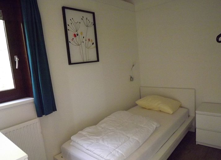 Gemuetliche Essecke im Ferienhaus Gortersmient 210, De Dennen, Texel mit Treppe zum Obergeschoss.