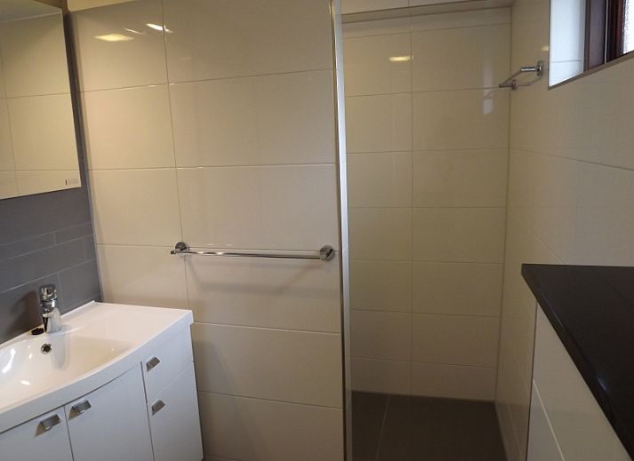 Gemuetliche Essecke im Ferienhaus Gortersmient 210, De Dennen, Texel mit Treppe zum Obergeschoss.