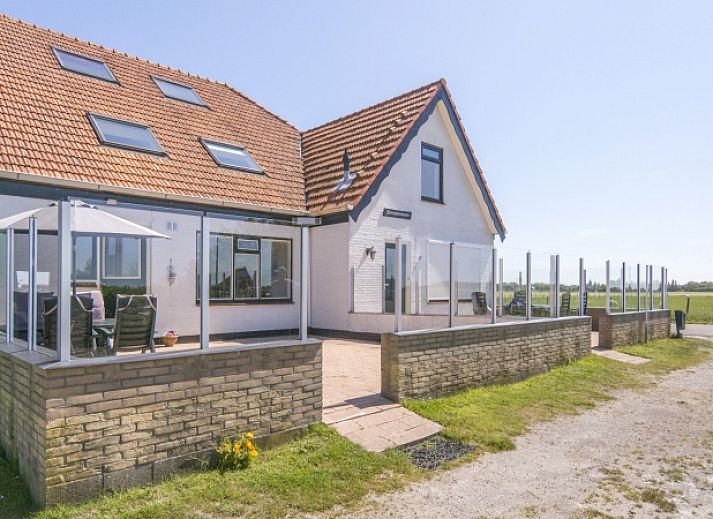 Vacation home Peter in De Dennen, Texel with sunny terrace and rural surroundings.