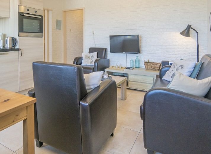 Vacation home Peter in De Dennen, Texel with sunny terrace and rural surroundings.