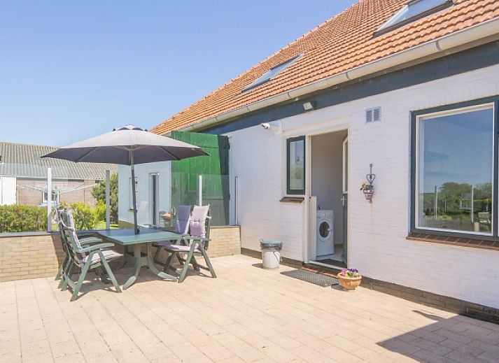 Cozy living room in vacation home Peter, De Dennen, Texel with comfortable seating area.