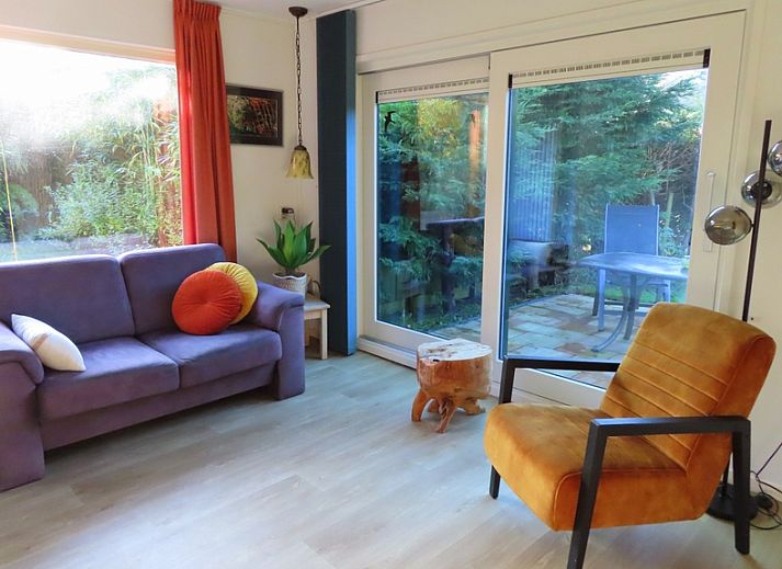 Duenenhaus in De Dennen, Texel, mit schoenem Garten und klassischer Backsteinfassade.