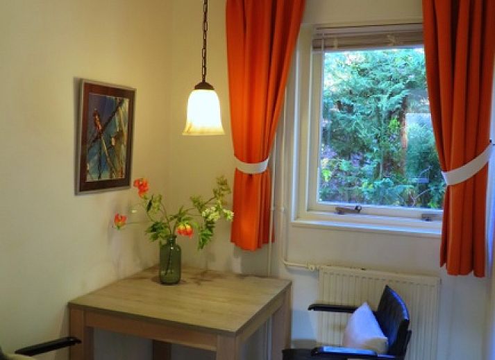 Duenenhaus in De Dennen, Texel, mit schoenem Garten und klassischer Backsteinfassade.