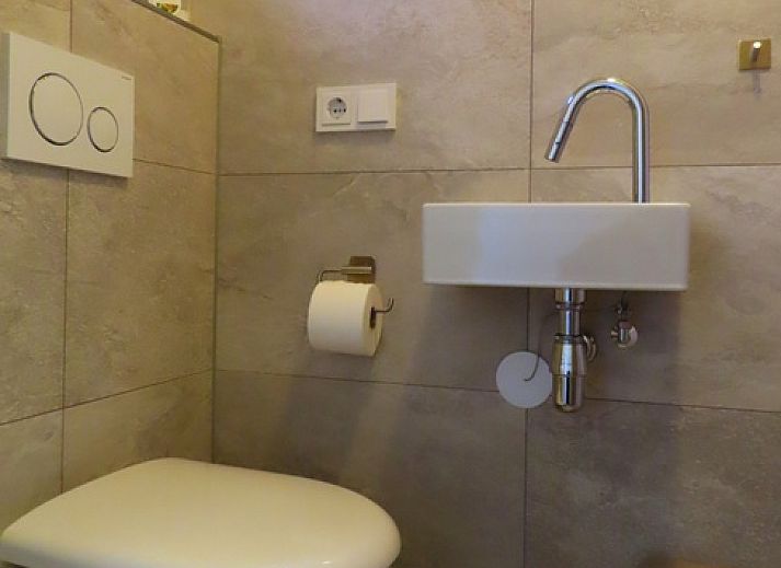 Duenenhaus in De Dennen, Texel, mit schoenem Garten und klassischer Backsteinfassade.