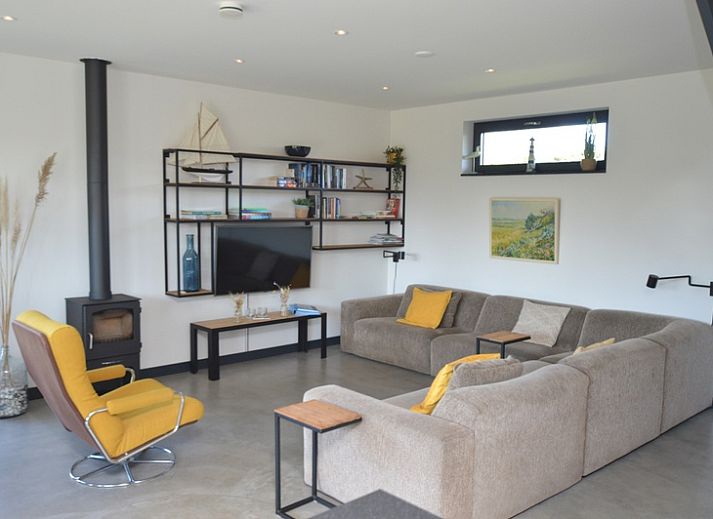 Vakantiehuis 't Hoogelandt 98 - Zeelust in De Dennen, Texel met moderne architectuur en ruime veranda.