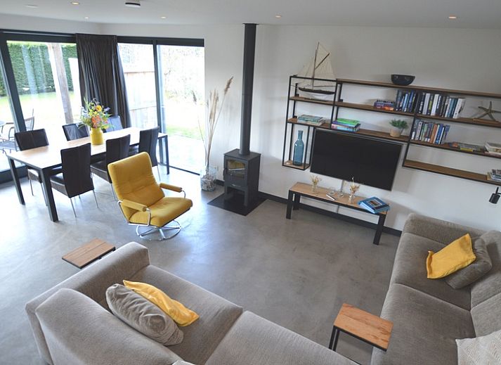 Gezellige woonkamer van vakantiehuis 't Hoogelandt 98 - Zeelust, De Dennen, Texel met comfortabele zithoek.