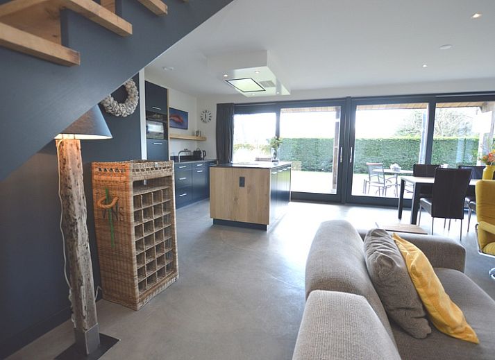 Gezellige woonkamer van vakantiehuis 't Hoogelandt 98 - Zeelust, De Dennen, Texel met comfortabele zithoek.
