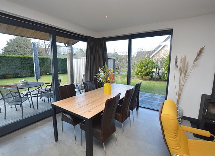 Gezellige woonkamer van vakantiehuis 't Hoogelandt 98 - Zeelust, De Dennen, Texel met comfortabele zithoek.