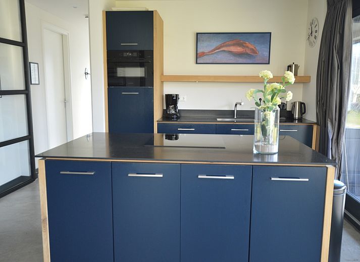 Open leefruimte in vakantiehuis 't Hoogelandt 98 - Zeelust, De Dennen, Texel met moderne inrichting.